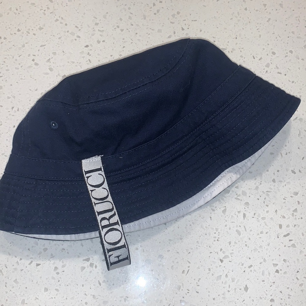 FIORUCCI REVERSIBLE BUCKET HAT NAVY/WHITE